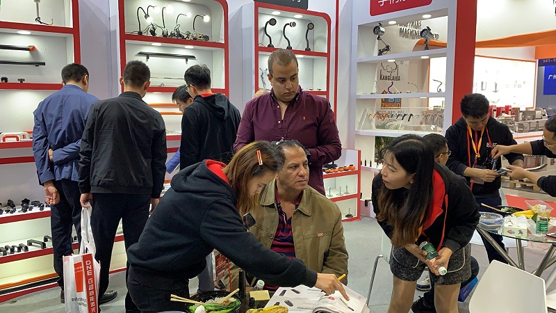 歐拓拉手廠家專業(yè)生產(chǎn)拉手,內(nèi)波紋手輪,背波紋手輪,橢圓拉手,膠木拉手,方形拉手 歐拓拉手廠家專業(yè)生產(chǎn)拉手,內(nèi)波紋手輪,背波紋手輪,橢圓拉手,膠木拉手,方形拉手